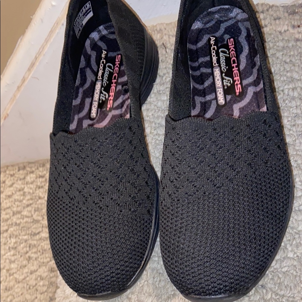 Skechers Black Loafers Slip-Ons with Sleek Design